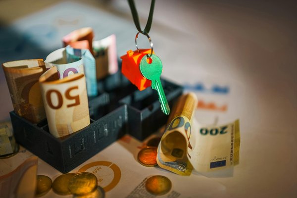 Hang your plants in style: balcony hanging planters