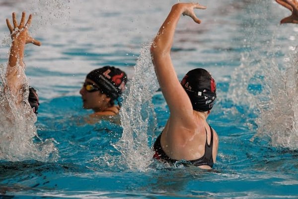 How Can Underwater Acoustic Training Improve Communication for Synchronized Swimming Teams?